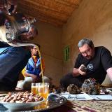 Examinando vanadinitas de Taouz mientras tomamos té.
G. Sobieszek photo. (Autor: Josele)