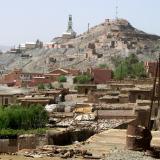 El pueblo de Bou Azzer con las instalaciones de las minas visibles en la ladera de la colina.
Fot. K. Dembicz. (Autor: Josele)