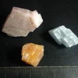 Calcita
Ottawa, Canadá
0&rsquo;8 x 0&rsquo;8 cm. (naranja), 1&rsquo;2 x 1&rsquo;3 (lila, cristal principal), 1&rsquo;3 x 0&rsquo;7 cm. (azul)
Pequeños cristales romboédricos de varios colores, todos de Ottawa. (Autor: prcantos)