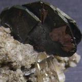 Hematites y rutilo
Val Curnera, Tavetsch, Graubunden, Suiza
4 x 3,5 x 3,5 cm.
Detalle de la pieza anterior (ampliación digital). El cuarzo está atravesado por un pequeño cristal de hematites (Autor: Antonio Alcaide)