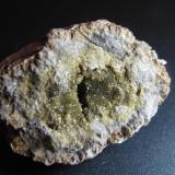 Anapaita
Bellver de Cerdanya, Lérida, Cataluña, España
3&rsquo;5 x 2&rsquo;5 cm.
Mitad de un nóculo fosfatado elipsoidal que incluye cristales en la vacuola central. (Autor: prcantos)