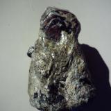 Almandino (Granate) en matriz.
Mina de Bama, Touro, A Coruña, Galicia, España.
Muestra de 8 x 5 x 3,5 cm.
Cristal de granate 3,3 x 3,3 cm. (Autor: Rafael varela olveira)