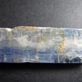 Cianita (cara frontal)
Brasil
4 x 1’4 cm.
Cristal tabular de intenso color azul.  Probablemente de Minas Gerais. (Autor: prcantos)