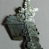 Hematites
Ouichane, Ségangane, Nador, Marruecos
2&rsquo;8 x 1&rsquo;2 cm.
Agregado esqueletiforme de cristales tabulares con intenso brillo metálico. (Autor: prcantos)