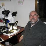 Manuel de Torres con su microscopio ya automatizado (Autor: Oscar Fernandez)
