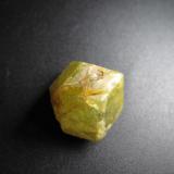 Andradita-grosularia
Sandaré, Nioro du Sahel Circle, Kayes Region, Malí
1&rsquo;5 x 1&rsquo;6 cm.
Medio cristal (en la foto se ve la parte superior con las caras cristalinas). (Autor: prcantos)