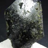Epidota
Baluchistan, Pakistán
6&rsquo;5 x 5 cm.
Un cristal de sección hexagonal.  Atrae fuertemente al imán. (Autor: prcantos)