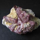 Elbaita (miembro del grupo de la turmalina, variedad Rubelita)
Brasil
4&rsquo;5 x 3 cm.
Cristales de color rosa en una pegmatita con escamas de mica. (Autor: prcantos)