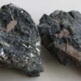Murmanita
Península Kola, Rusia
4 x 3 x 2 & 5 x 3 x 1,5 cm
cristal más grande: 1,5 x 0,5 cm (Autor: Kaszon Kovacs)