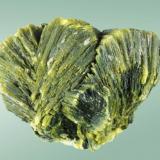 Autunita
Mina Daybreak, Elk, Spokane Co., Washington, EUA
2,9 x 3,2 x 2,1 cm
Típico agregado en abanico de cristales laminares de color verde-amarillo. (Autor: Carles Curto)