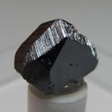 Rutilo
Mount Isa, Queensland, Australia
8 x 7 mm.
Un pequeño rutilo de color gris metálico con caras planas y bordes estriados. (Autor: prcantos)