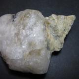 Cordierita
Genalguacil, Málaga, Andalucía, España
6 x 4&rsquo;5 cm.
Un cristal prismático de cordierita a la derecha de un gran fragmento de cuarzo masivo. (Autor: prcantos)