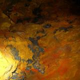 Interior de una de las galerías de las minas de Taouz (febrero 2013). Con óxidos de hierro y manganeso, vanadinita... (Autor: Joan Rosell)