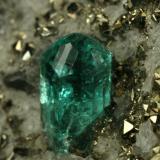 Beryl (variety emerald), Calcite, PyriteChivor (distrito minero), Mina El Acuario, Municipio Chivor, Cinturón Esmeraldífero Oriental, Departamento Boyacá, Colombiaxl=5mm (Author: Fiebre Verde)