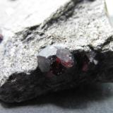 Almandino (Grupo Granate)Bella Vista Mine, Mitkof Island, Wrangell-Petersburg Borough, Alaska, USACristal de 1 cm. (Autor: prcantos)