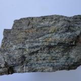 Otra corneana
Sierra de  Collserola, Al lado de la ciudad de Barcelona
Hay tres tipos de corneanas en función de la composición: máfica (rica en minerales oscuros: Fe, Mg, etc))  calcosilicatada  (rica en min más claros: Ca...) y pelítica (ó cornubianita: que se origina a partir de una roca arcillosa por lo que será muy rica en micas, pero sin una ordenación) (Autor: germanvet)