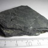Pizarra arcillosa
Virginia, Estados Unidos
7x5 cm.
La diferencia entre esta roca y la anterior es que el metamorfismo incipiente ha provocado una mayor compactación, una foliación más definida y un ligero crecimiento del tamaño del grano. (Autor: prcantos)