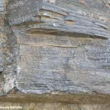 Corneana hornblendica. Proviene de una roca sedimentaria formada por cenizas volcánicas que se depositaron durante el Ordovícico y que sufrieron el metamorfismo de contacto de la intrusión de los granitoides hercínicos. Estas rocas pertenecen a la aureola interna (la más cercana al granitoide) de este metamorfismo. (Autor: Frederic Varela)