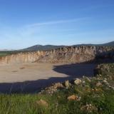 Corte de la cantera. Por encima se divisa al fondo la sierra de la mosca y parte de la ciudad de Cáceres. (Autor: Antonio GG)