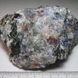 Pegmatita feldespática con cordierita
Stathelle, Bamble, Telemark, Noruega
7 x 5 cm.
Cuarzo gris (quizá también gris-verdoso), feldespato rosado, biotita negro-verdosa y cordierita azul.  Esta roca fue consultada aquí: http://www.foro-minerales.com/forum/viewtopic.php?p=100694#100694 (Autor: prcantos)