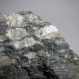 Gneis ocelar
Río Sucio, Órgiva, Granada, Andalucía, España
3’5 cm. ancho de campo
Detalle de la roca anterior que muestra la macla de los cristales de feldespato (cambio de brillo). (Autor: prcantos)