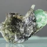 Berilo (variedad esmeralda)<br />Minas Gerais, Brasil<br />36x34 mm<br /> (Autor: Juan Espino)