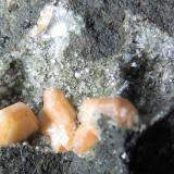 Gmelinita y NatrolitaLittle Deerpark Quarry, Glenarm, County Antrim, Northern Ireland / United Kingdom3 cm. ancho de campo (Autor: prcantos)