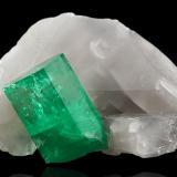 Beryl (variety emerald) on CalciteLa Pita (distrito minero), Municipio Maripí, Cinturón Esmeraldífero Occidental, Departamento Boyacá, Colombia9,5	x	6,0	x	6,0	cm (Author: MIM Museum)