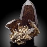 Quartz (variety smoky) japan law twinMina Tiro Estrella, Montes El Capitan, Distrito Capitan, Condado Lincoln, New Mexico, USA8,0x7,0x6,5cm (Author: MIM Museum)